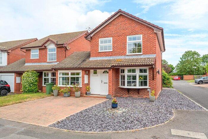 3 Bedroom Detached House For Sale In Thorneycroft Close, Walton-on-Thames, KT12