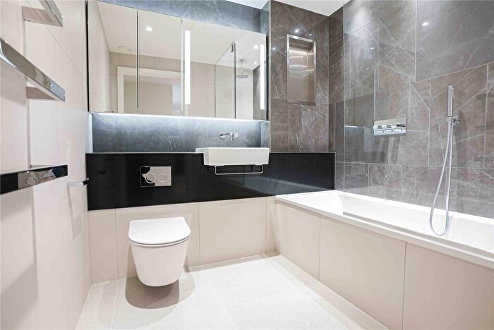 2 Bedroom Apartment For Sale In South Quay Plaza, Canary Wharf, E14