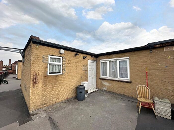 1 Bedroom Flat To Rent In Kingshill Avenue, Hayes, Greater London, UB4