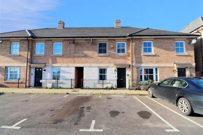 3 Bedroom House To Rent In Rainbow Road, Erith, DA8