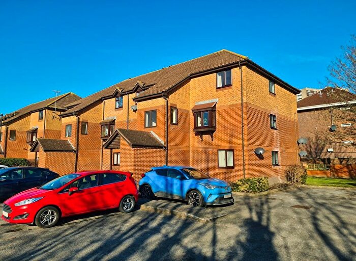 1 Bedroom Flat For Sale In Top Floor Flat, Brunel Road, Southampton, SO15