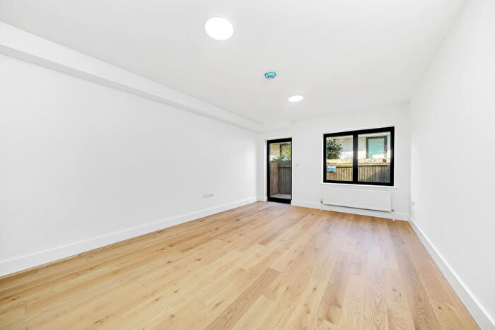 2 Bedroom Apartment To Rent In Bethnal Green Road, London, E2