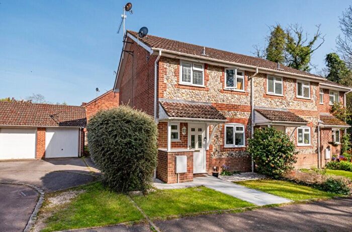 3 Bedroom End Of Terrace House For Sale In Hunts Close, Hook, Hampshire, RG27