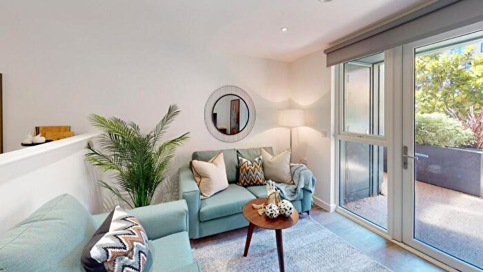 2 Bedroom Apartment To Rent In Queensway, Southampton, Hampshire, SO14