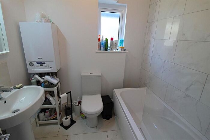2 Bedroom Flat To Rent In Flat, Constitution Hill, SA1