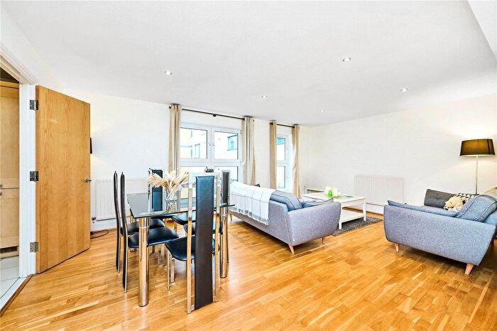 2 Bedroom Flat To Rent In Kings Avenue, London, SW4