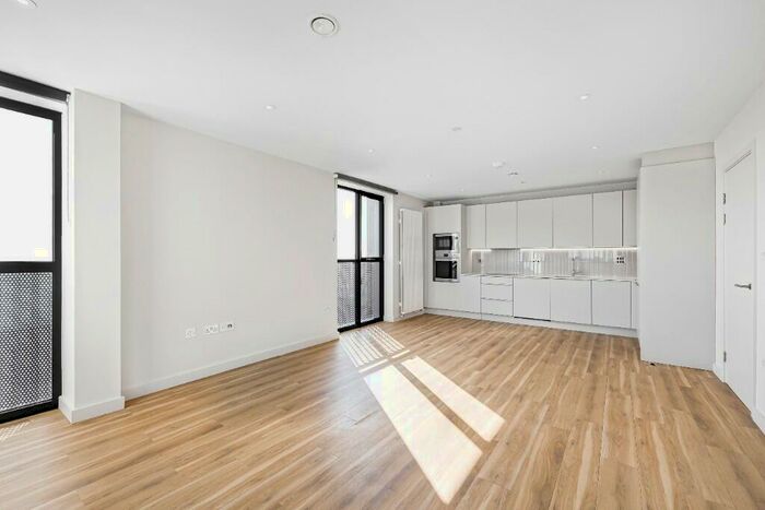 2 Bedroom Flat To Rent In Lovers Lane, CA6