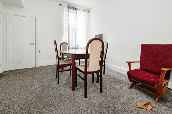 3 Bedroom End Of Terrace House For Sale In Westminster Avenue, Hull, HU8