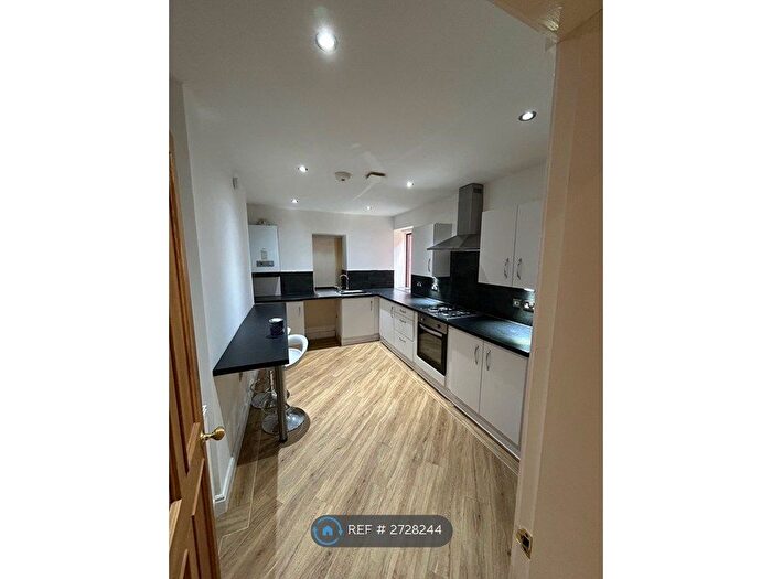 3 Bedroom Flat To Rent In Wethersfield Road, Prenton, CH43