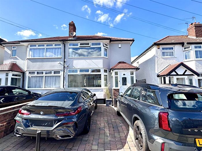 3 Bedroom Semi-Detached House For Sale In Bradenham Avenue, Welling, DA16