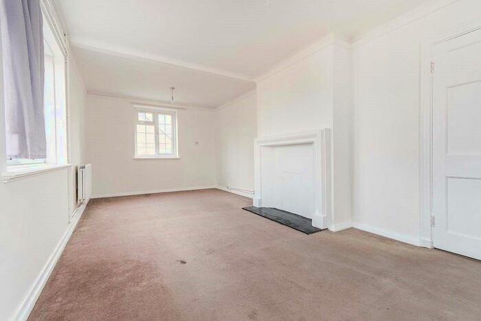 4 Bedroom Flat To Rent In Woodcote Road, Wallington, SM6