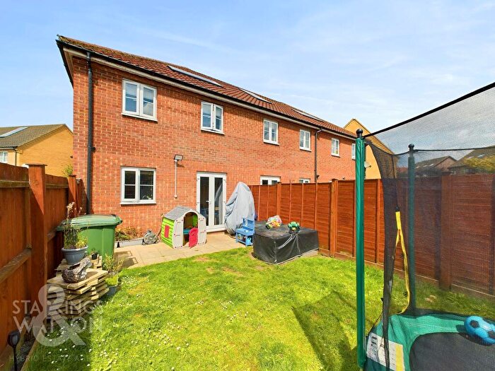 3 Bedroom End Of Terrace House For Sale In Robin Avenue, Harleston, IP20