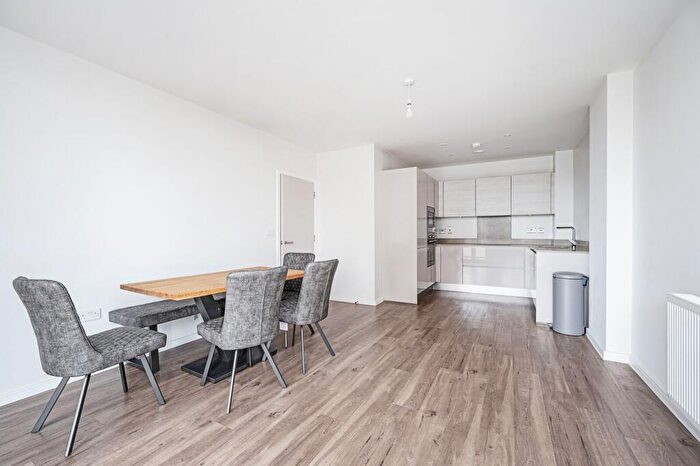 1 Bedroom Flat To Rent In Shackle Court, Bow, London, E3