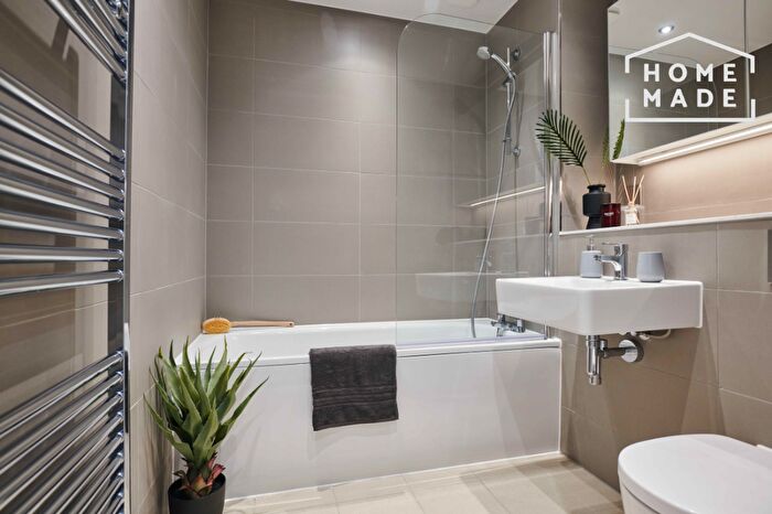 2 Bedroom Flat To Rent In North Row, Milton Keynes, MK9