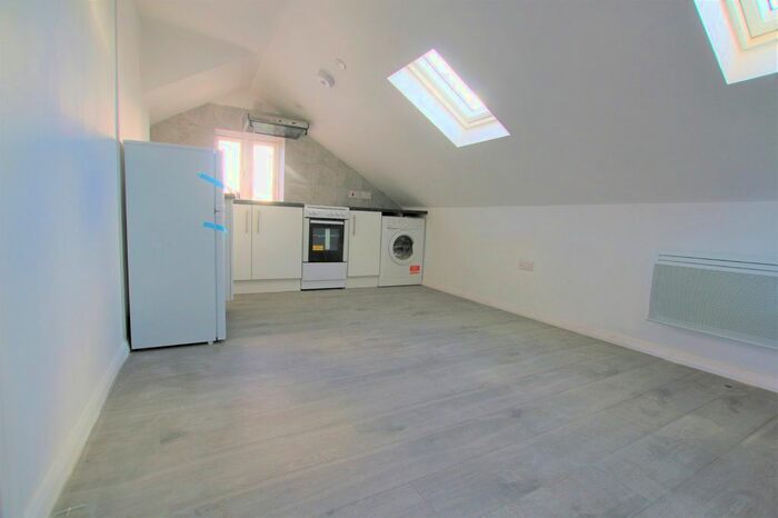 1 Bedroom Flat To Rent In Gresham Road, Staines, TW18