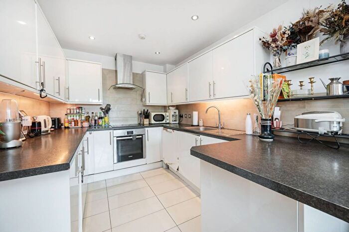 2 Bedroom Flat To Rent In Morning Lane, Hackney, London, E9