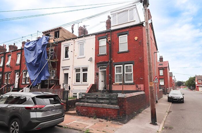 2 Bedroom End Of Terrace House To Rent In Longroyd Grove, Leeds, West Yorkshire, LS11