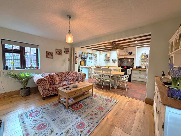 3 Bedroom Cottage For Sale In Main Street, Hilton, DE65