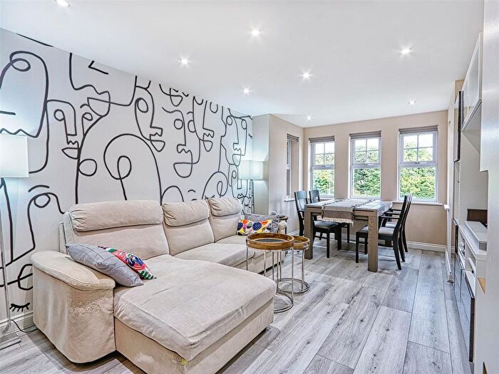 2 Bedroom Flat For Sale In , Linacre House, Archdale Close, Chesterfield, S40