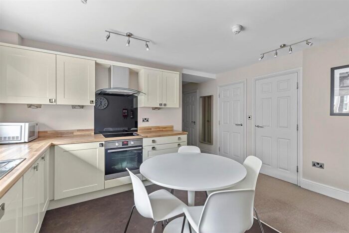 1 Bedroom Apartment For Sale In Crescent Court, Ilkley, LS29