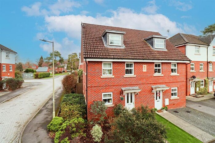 3 Bedroom Semi Detached House For Sale In Haskins Drive, Farnborough, GU14