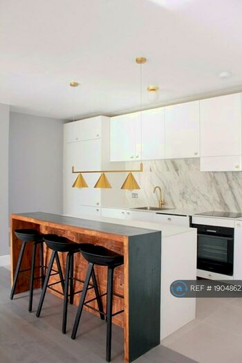 2 Bedroom Flat To Rent In Victoria Park, Dover, CT16