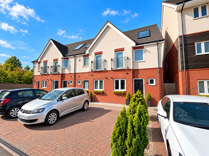 2 Bedroom End Of Terrace House For Sale In Digby Close, Luton, Bedfordshire, LU4