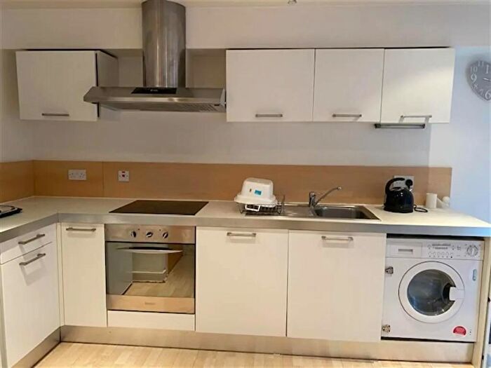 2 Bedroom Flat To Rent In Bredon Road, CR0