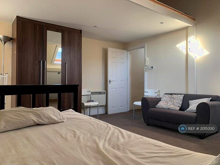 Studio To Rent In Upton Road, Slough, SL1