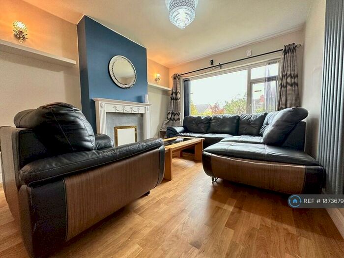 4 Bedroom Semi-Detached House To Rent In Highwood Avenue, Leeds, LS17