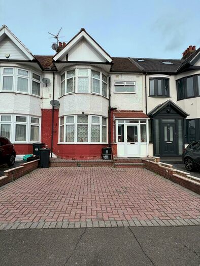 3 Bedroom House To Rent In Vaughan Gardens, Ilford, IG1