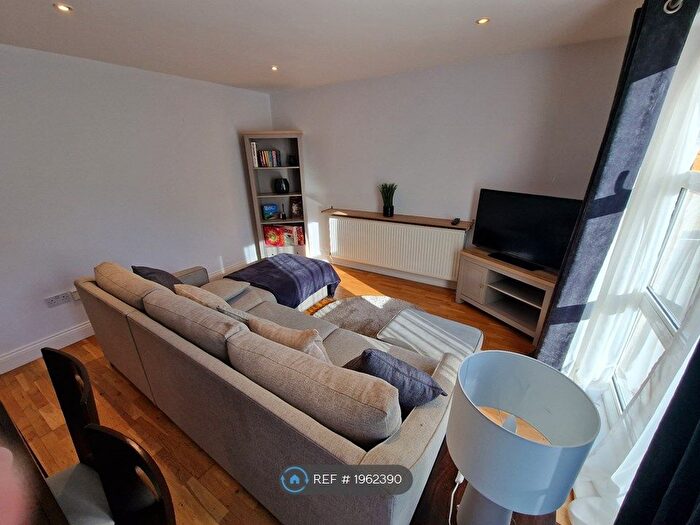 2 Bedroom Flat To Rent In High Street, Brentford, TW8