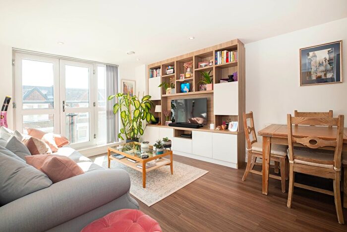 2 Bedroom Flat For Sale In Garratt Lane, London, SW18