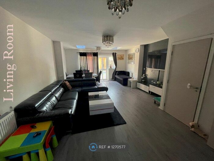 3 Bedroom Terraced House To Rent In Kerswell Close, Slough SL2