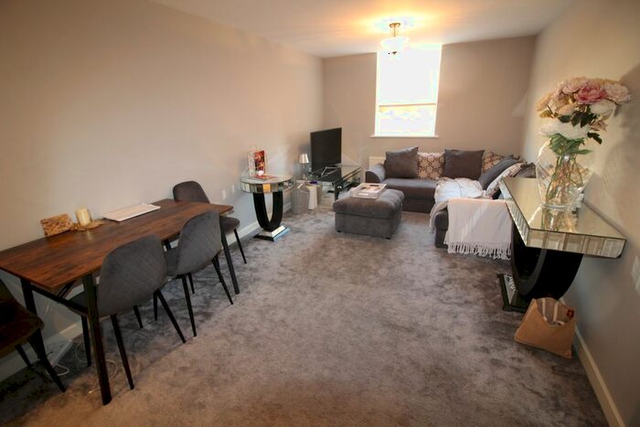 2 Bedroom Flat To Rent In Market House, Main Street, Dickens Heath B90