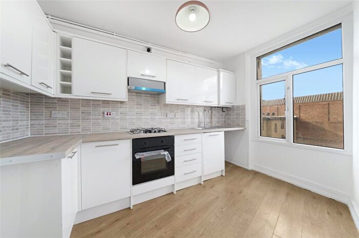 4 Bedroom Maisonette To Rent In Crossway, Hackney, N16
