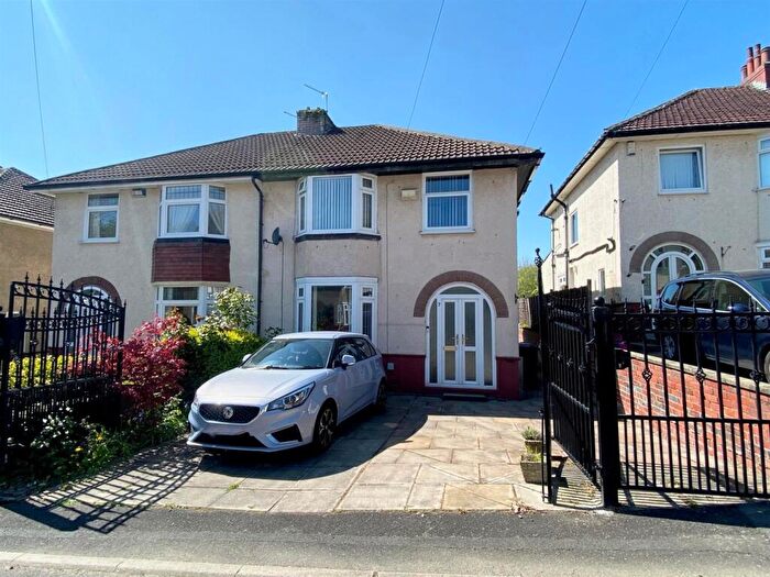3 Bedroom Semi-Detached House For Sale In Central Close, Huddersfield, HD2