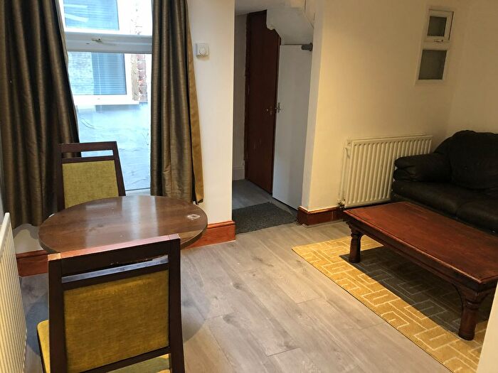 2 Bedroom Flat To Rent In Donnington Gardens, Reading, RG1