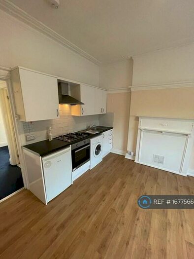 1 Bedroom Flat To Rent In Woodside Road, Sutton, SM1