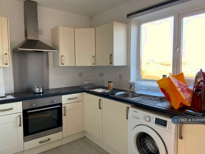 2 Bedroom Flat To Rent In Park Crescent, Erith, DA8