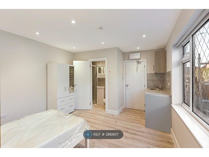 Studio To Rent In Lime Close, South Ockendon, RM15