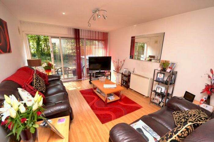 2 Bedroom Maisonette To Rent In Park Gate, East Finchley, London, N2