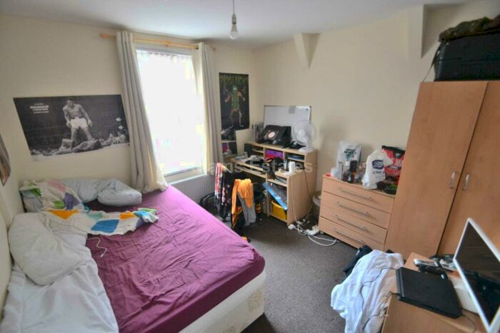6 Bedroom End Of Terrace House To Rent In Donnington Gardens, Reading, RG1