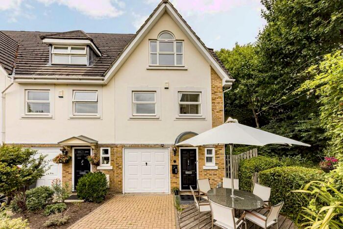 4 Bedroom Semi-Detached House To Rent In Penners Gardens, Surbiton, KT6