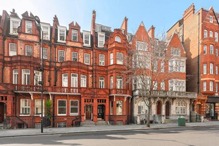 2 Bedroom Flat For Sale In Lower Sloane Street, London, SW1W