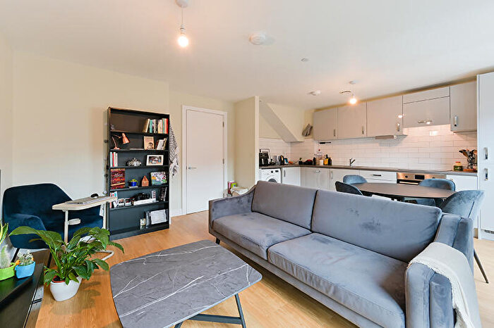2 Bedroom Apartment To Rent In Weavers Yard, Newbury Newbury, RG14