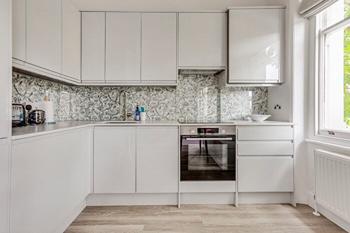 2 Bedroom Flat To Rent In Richmond Hill, Richmond, TW10