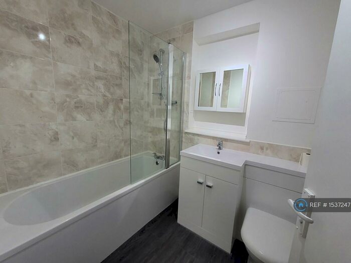 3 Bedroom Flat To Rent In Roslin Place, Aberdeen, AB24