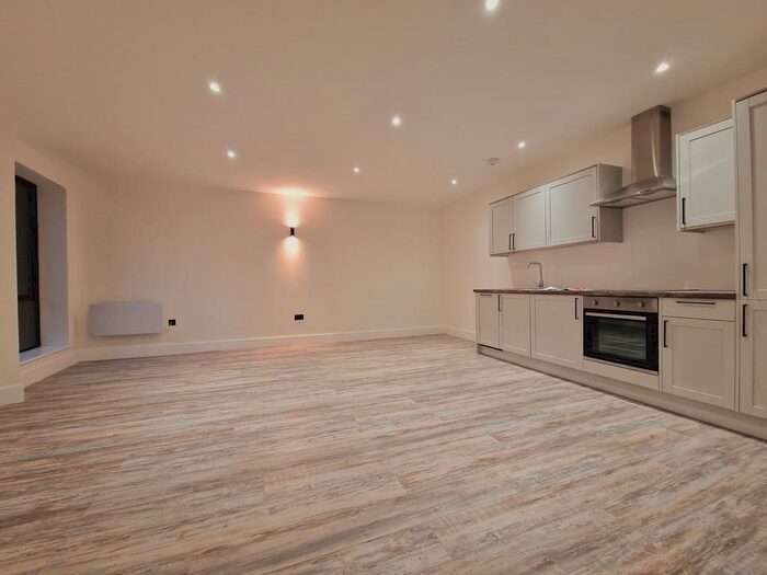 2 Bedroom Apartment To Rent In Kingsbridge Point, SN1