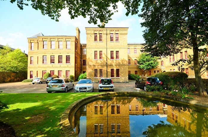3 Bedroom Flat To Rent In Osterley Gardens, Hanwell, Southall, UB2